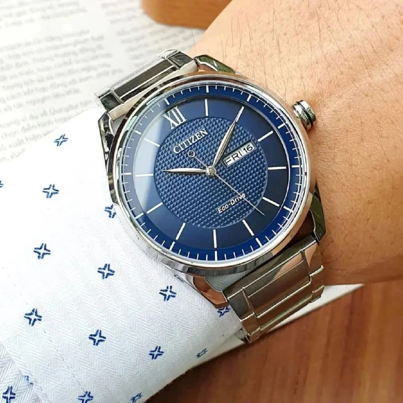 Citizen Relógio masculino clássico Eco-Drive com 3 ponteiros para dia e data, Mostrador inoxidável/azul